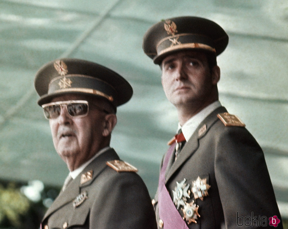 Francisco Franco con el Rey Juan Carlos en un desfile militar en 1973
