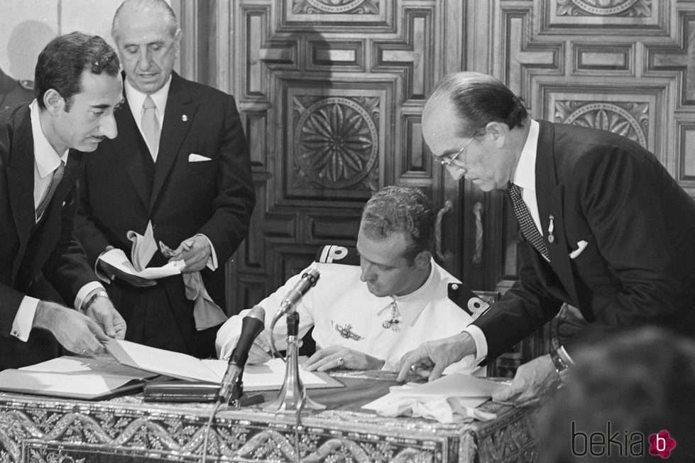 El Rey Juan Carlos firmando leyes