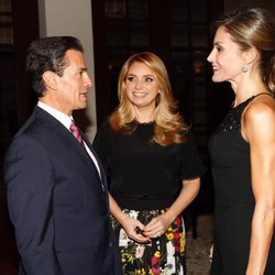 La Reina Letizia charla con Enrique Peña Nieto bajo la atenta mirada de Angélica Rivera