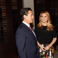 La Reina Letizia charla con Enrique Peña Nieto bajo la atenta mirada de Angélica Rivera