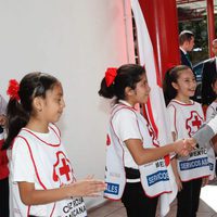 La Reina Letizia saluda a unas niñas durante su visita a la Sede Nacional de la Cruz Roja de México