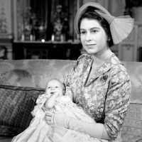 La Reina Isabel con la Princesa Ana de recién nacida