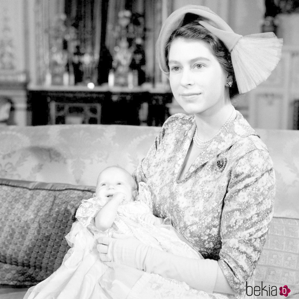 La Reina Isabel con la Princesa Ana de recién nacida