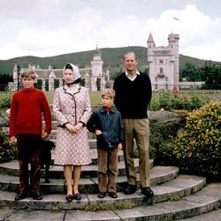 La Reina Isabel y el Duque de Edimburgo con sus hijos Andrés y Eduardo cuando eran pequeños