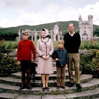 La Reina Isabel y el Duque de Edimburgo con sus hijos Andrés y Eduardo cuando eran pequeños