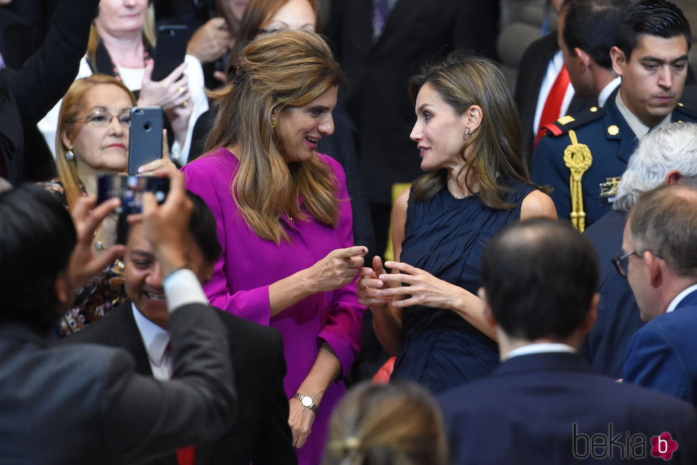 La Reina Letizia charla con Dina Mired de Jordania en el Official World Cancer Leaders' Summit de México