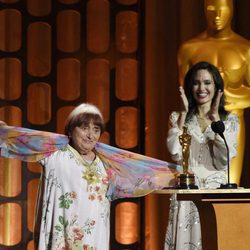 Angelina Jolie entrega el Oscar honorífico a la directora Agnes Varda