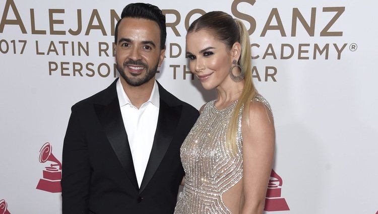 Luis Fonsi y Águeda López en la entrega del Premio Persona del Año 2017 de los Grammy Latinos
