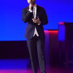 Luis Fonsi actuando en la entrega del Premio Persona del Año 2017 de los Grammy Latinos