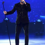 Nick Jonas actuando en la entrega del Premio Persona del Año 2017 de los Grammy Latinos