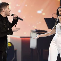 Nick Jonas y Anitta actuando en la entrega del Premio Persona del Año 2017 de los Grammy Latinos
