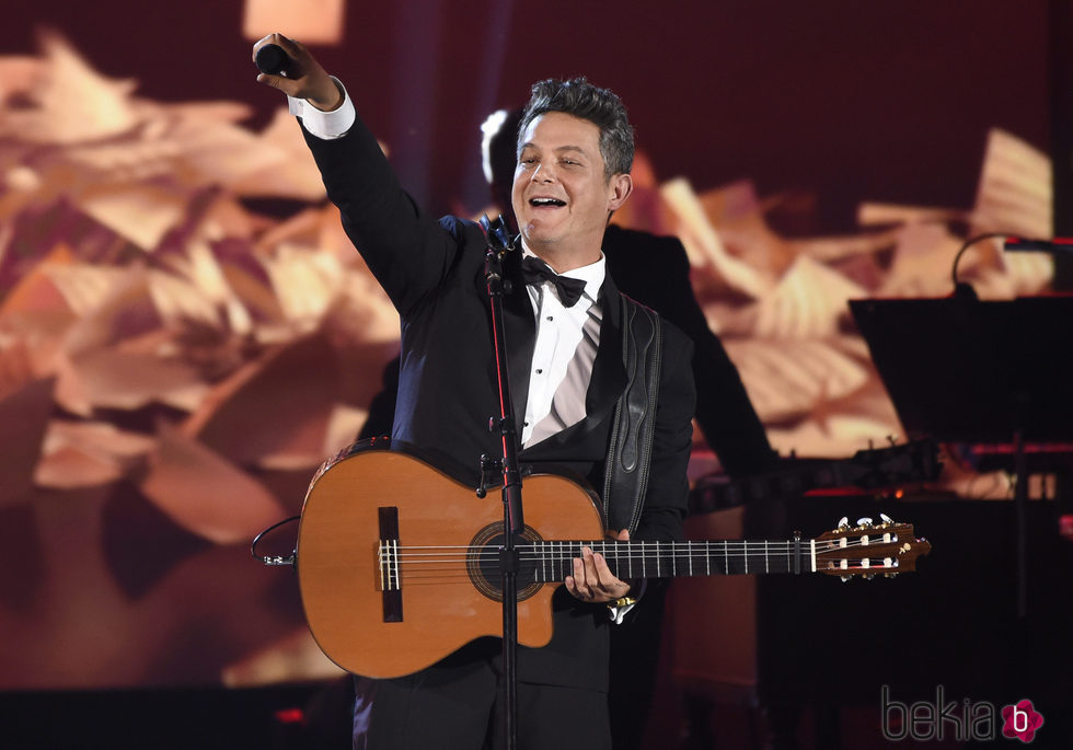 Alejandro Sanz durante su actuación en la entrega del Premio Persona del Año 2017 de los Grammy Latinos