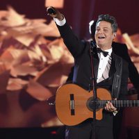 Alejandro Sanz durante su actuación en la entrega del Premio Persona del Año 2017 de los Grammy Latinos