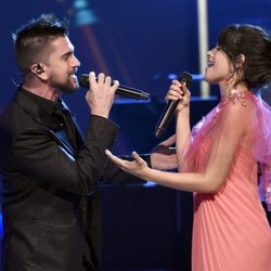 Juanes y Camila Cabello actuando en la entrega del Premio Persona del Año 2017 de los Grammy Latinos