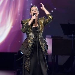 Niña Pastori actuando en la entrega del Premio Persona del Año 2017 de los Grammy Latinos