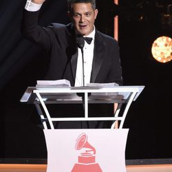 Alejandro Sanz recibiendo el Premio Persona del Año 2017 de los Grammy Latinos