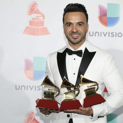 Luis Fonsi con los cuatros gramófonos que ha ganado en los Grammy Latino 2017