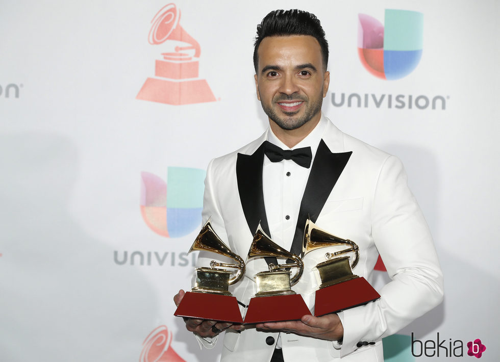 Luis Fonsi con los cuatros gramófonos que ha ganado en los Grammy Latino 2017