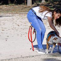 Sara Sálamo con su perro en un parque de Madrid