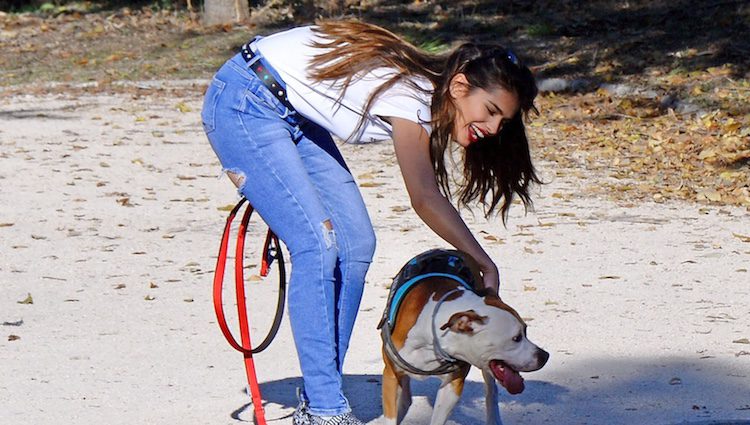 Sara Sálamo con su perro en un parque de Madrid