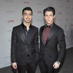 Joe Jonas y Nick Jonas en la gala homenaje a Clint Eastwood en Los Angeles