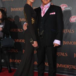 Anastassija Makarenko y Mickey Rourke en el estreno de 'Los Inmortales' en Los Ángeles