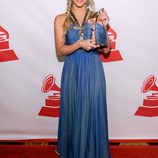 Shakira posa con su galardón a la Persona del Año 2011
