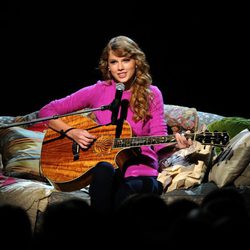 Taylor Swift cantando en la gala de los CMA Awards 2011