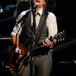 Keith Urban actuando en los CMA Awards 2011
