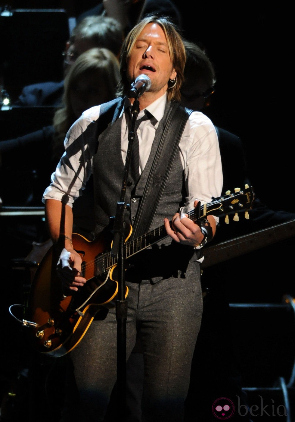 Keith Urban actuando en los CMA Awards 2011