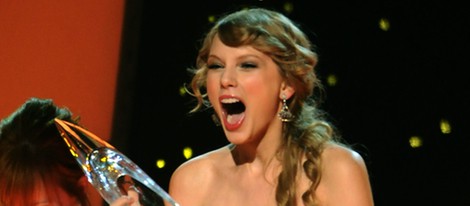 Taylor Swift recogiendo emocionada un premio en los CMA Awards 2011