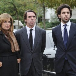 Ana Botella, José María Aznar y Alonso Aznar en el funeral de Ernesto Botella