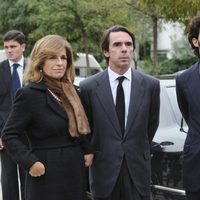 Ana Botella, José María Aznar y Alonso Aznar en el funeral de Ernesto Botella