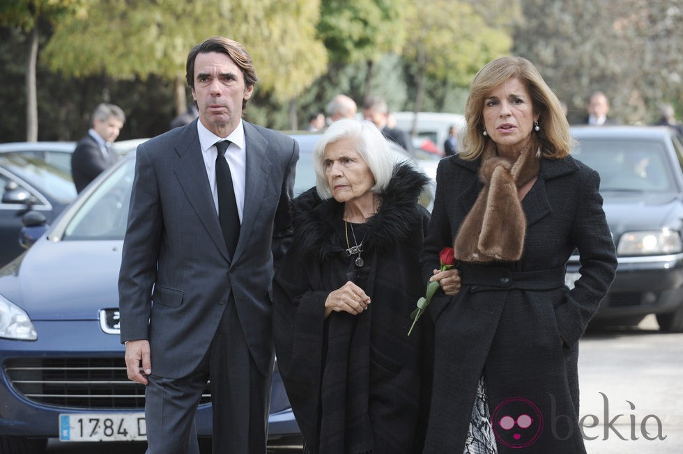 José María Aznar, Ana Serrano y Ana Botella en el funeral de Ernesto Botella