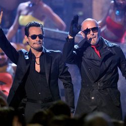Marc Anthony y Pitbull interpretan 'Rain over me' en los premios Grammy latino 2011