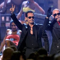 Marc Anthony y Pitbull interpretan 'Rain over me' en los premios Grammy latino 2011