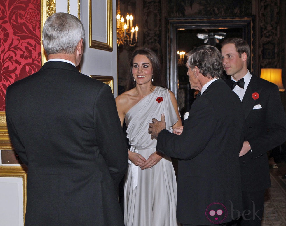 Los Duques de Cambridge charlan con los invitados a la cena de 'National Memorial Arboretum'