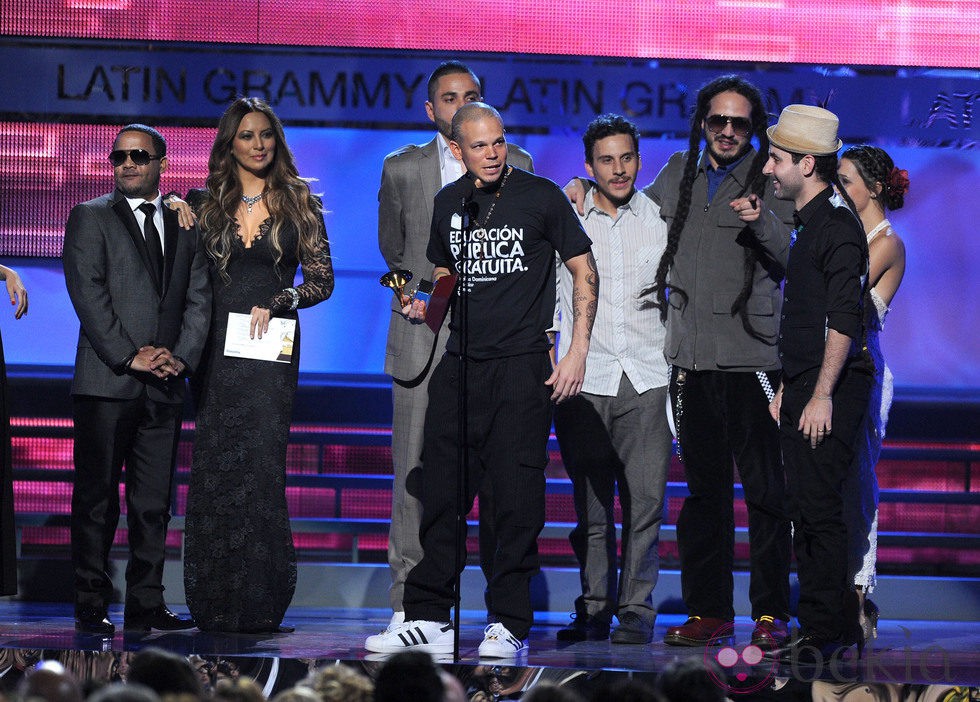 René de 'Calle 13' recoge uno de sus nueve premios Grammy Latino 2011
