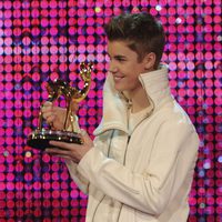 Justin Bieber posa con su galardón de los Premios Bambi 2011