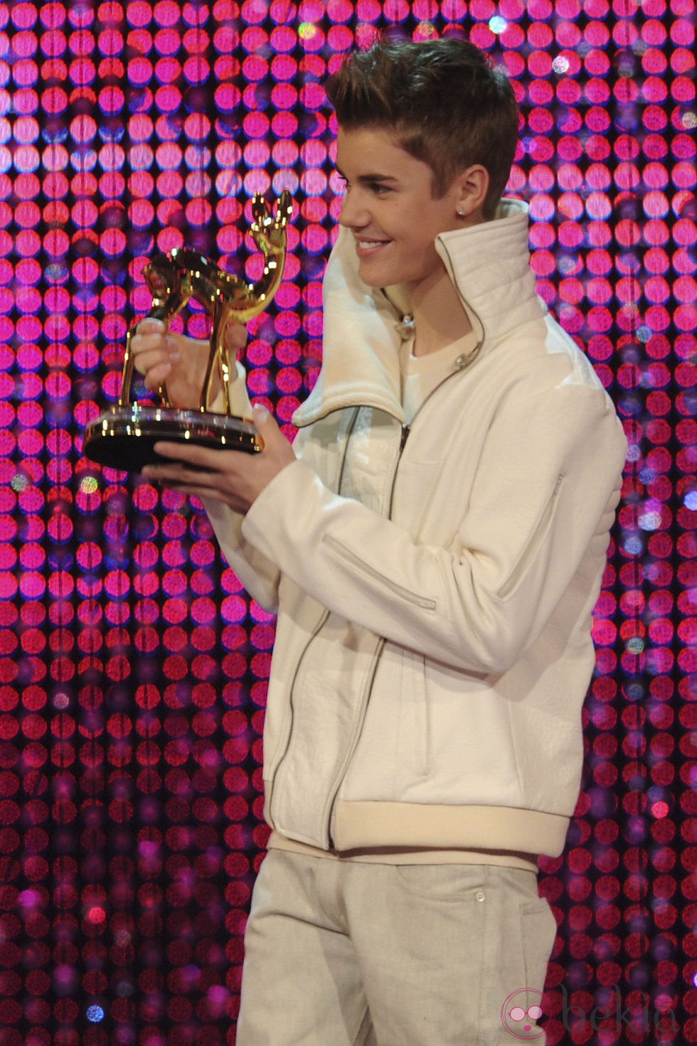 Justin Bieber posa con su galardón de los Premios Bambi 2011