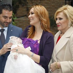 Rosa Benito con su hija Chayo Mohedano y su marido Andrés en el bautizo de Alejandra