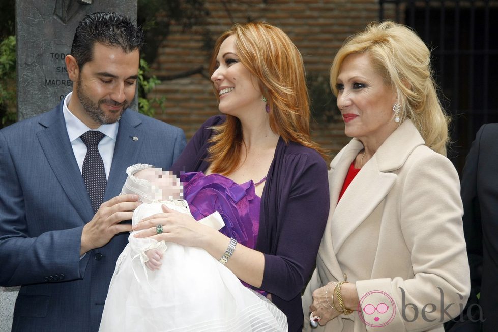 Rosa Benito con su hija Chayo Mohedano y su marido Andrés en el bautizo de Alejandra