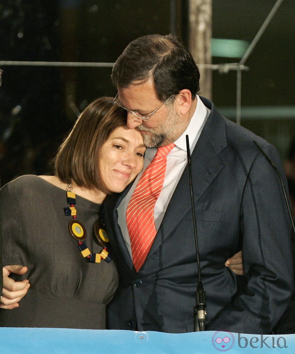 Elvira Fernádez Balboa abraza a Mariano Rajoy tras perder las elecciones de 2008
