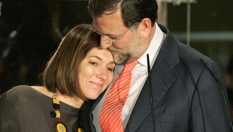 Elvira Fernádez Balboa abraza a Mariano Rajoy tras perder las elecciones de 2008