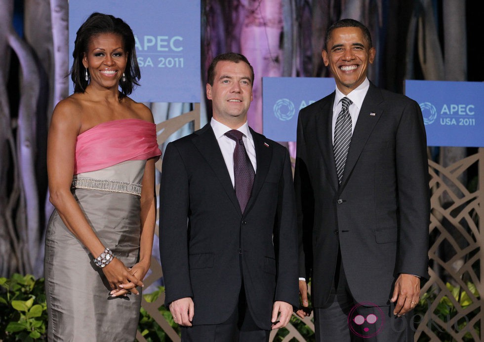 Michelle Obama, Dimitri Medvedev y Barack Obama en la cumbre APEC en Hawai
