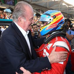 Fernando Alonso y el Rey Juan Carlos en el Gran Premio de Abu Dabi