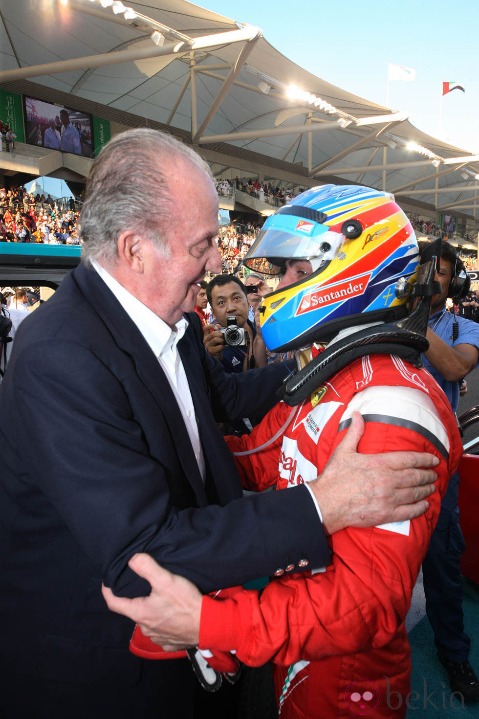 Fernando Alonso y el Rey Juan Carlos en el Gran Premio de Abu Dabi