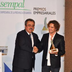 David Bisbal recibe un premio por promocionar Almería