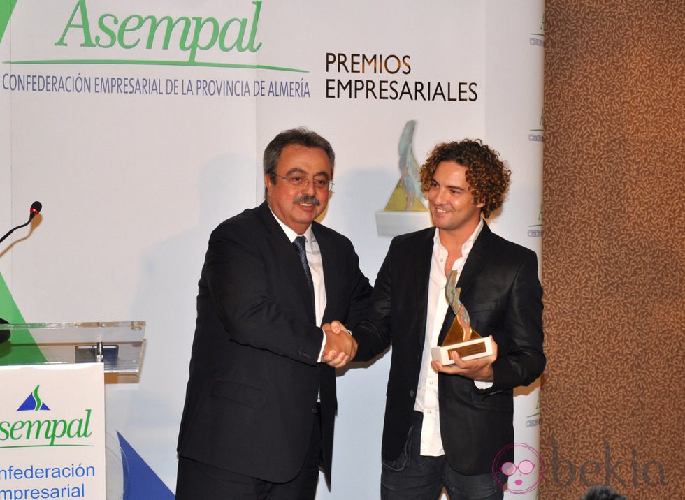 David Bisbal recibe un premio por promocionar Almería