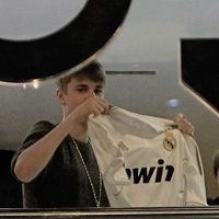 Justin Bieber enseña la camiseta del Real Madrid a sus fans